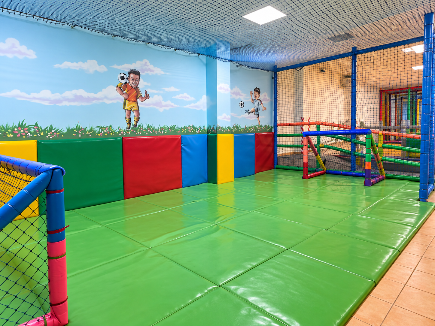 Campo de fútbol infantil en el parque de Vivalia