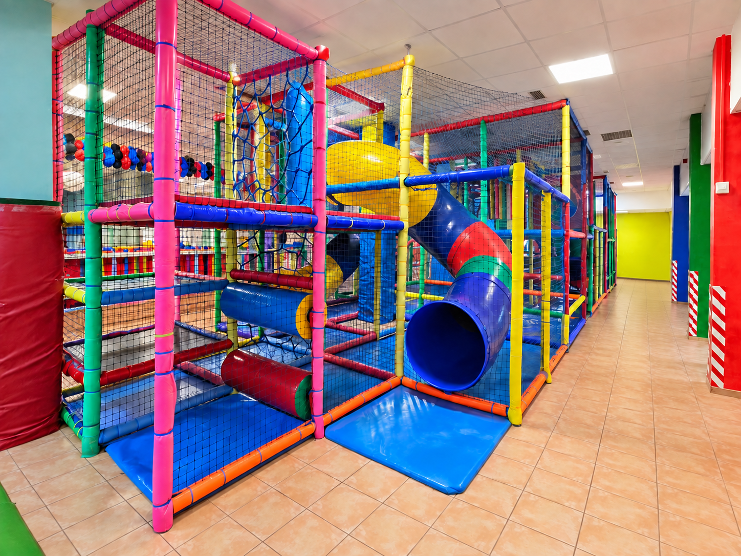 Zona de juegos y estructuras del parque infantil