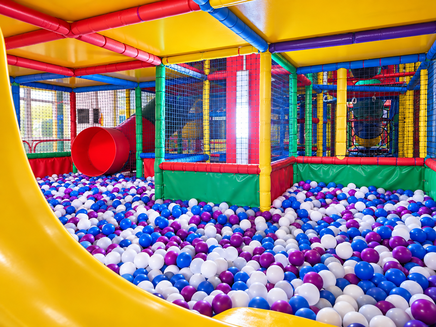 Zona de juegos y parque de bolas de Vivalia