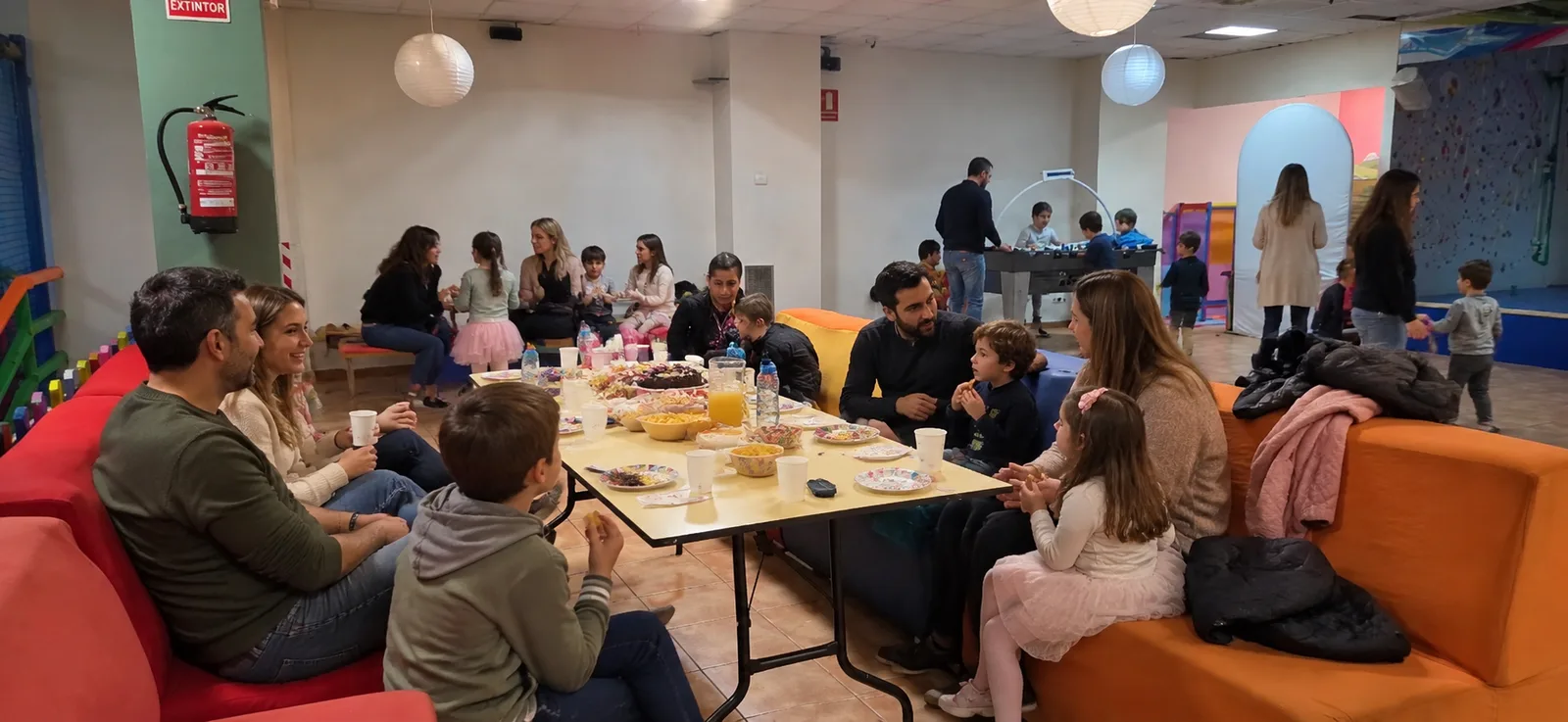 Familias celebrando un cumpleaños en el salón junto al parque infantil de ViValia