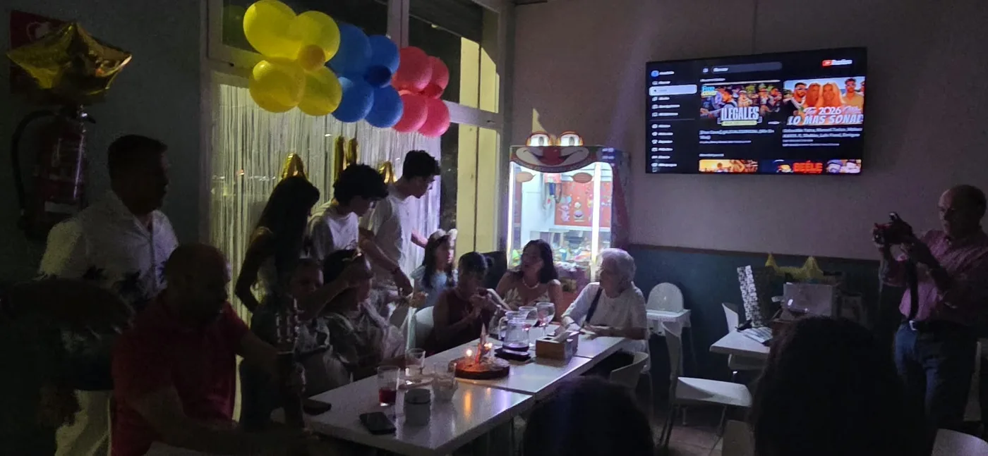 Celebración con globos en el salón de ViValia
